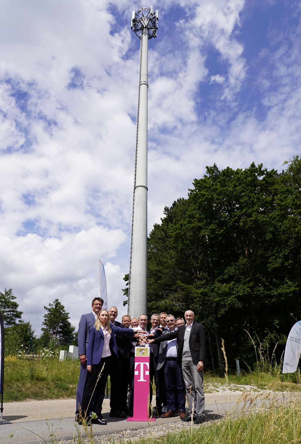 Wirtschaftsminister Hubert Aiwanger weiht mit den Verantwortlichen der Telekom und Akteuren aus Politik und Verwaltung die neuen Mobilfunkantennen ein. Foto: StMWi.