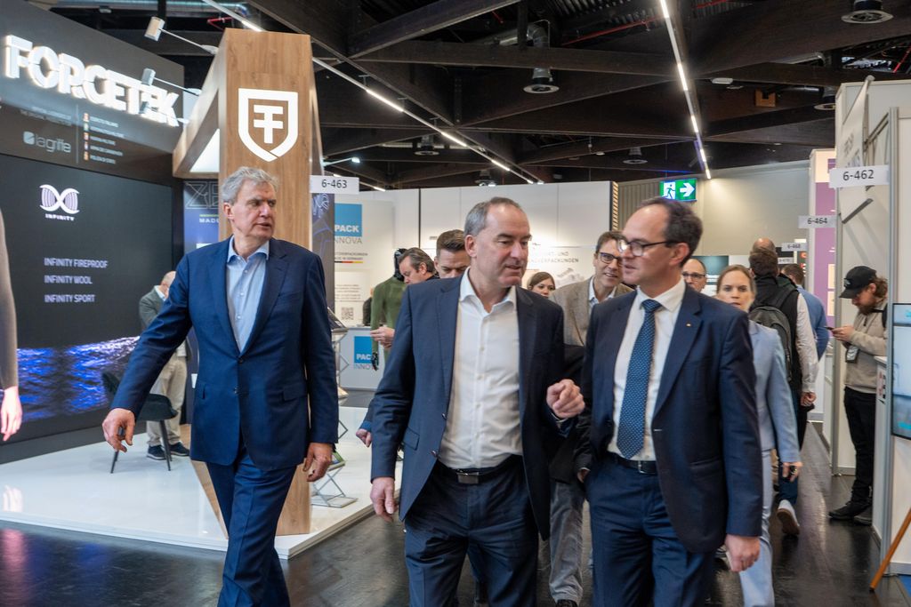 Bayerns Wirtschaftsminister Hubert Aiwanger unternimmt einen Messerundgang auf der Enforce Tac in Nürnberg.