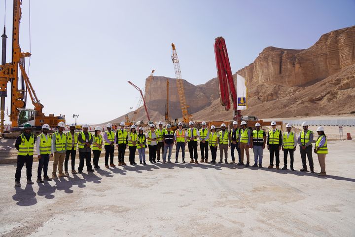 Staatssekretär Roland Weigert (Mitte) gemeinsam mit den Mitgliedern der bayerischen Expertendelegation und Mitarbeitern von Saudi BAUER vor der Baustelle Qiddiya. Foto: StMWi/Assenbrunner