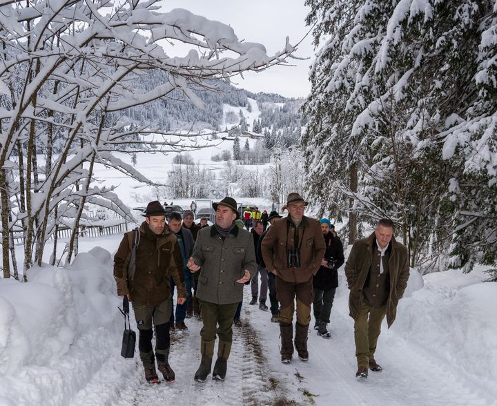 Bayerns Wirtschaftsminister Aiwanger auf dem Weg zur Schaufütterung mit Forstbetriebsleiter Jörg Meyer (1. v. l.), Engelbert Holzner, zuständiger Revierjagdmeister (3. v. l.) und Martin Neumeyer, Vorstandsvorsitzender der Bayerischen Staatsforsten
Foto: StMWi/ E. Neureuther