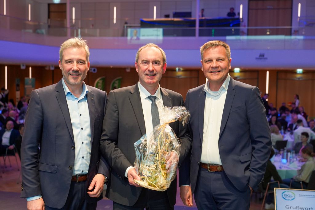 Bayerns Wirtschaftsminister Hubert Aiwanger nach seiner Rede auf der 80-Jahr-Feier der Transport- und Logistikbranche mit Reinhold Fisel (rechts), Präsident des LBT und LBT-Hauptgeschäftsführer Stephan Doppelhammer (links)
Foto: StMWi/K. Huber