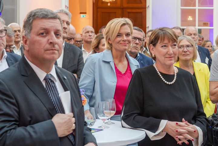 Der Bayerische Wirtschaftsminister Hubert Aiwanger und der Bayerische Verkehrsminister Christian Bernreiter laden zum Staatsempfang anlässlich der IAA MOBILITY 2023 ein.