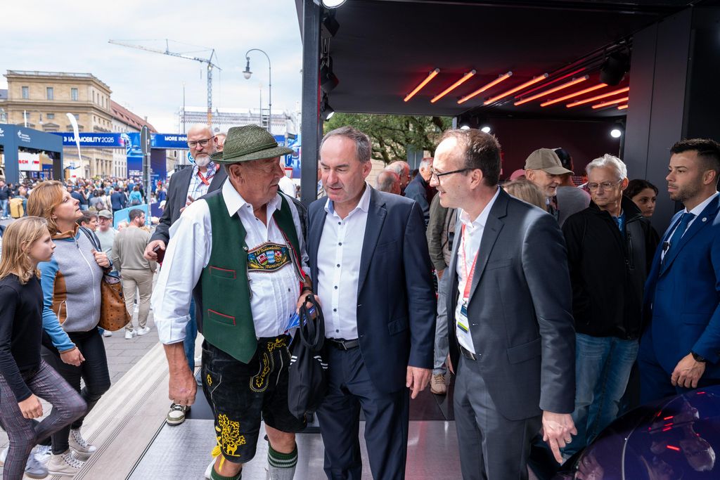 Bayerns Wirtschaftsminister Hubert Aiwanger besucht den IAA Open Space in München.