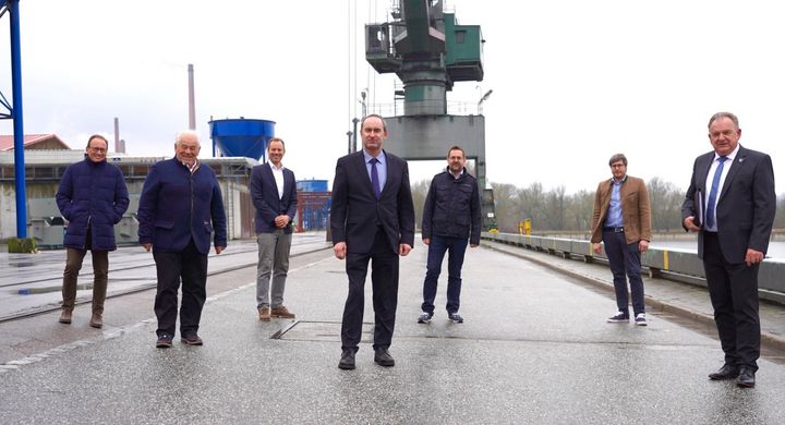Wirtschaftsminister Hubert Aiwanger hat am Freitag den Hafen Kelheim/Saal besucht. Foto: (c)StMWi