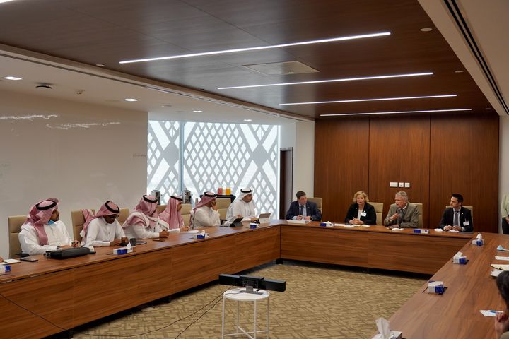 Wirtschaftsstaatssekretär Roland Weigert im Gespräch mit hochrangigen Vertretern aus dem saudi-arabischen Energieministerium Ende März in Riad. Foto: StMWi/Assenbrunner