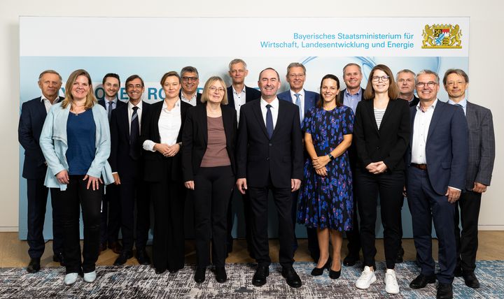 Bayerns Wirtschafts- und Energieminister Hubert Aiwanger spricht mit Entscheiderinnen und Entscheidern aus Wirtschaft, Politik und Wissenschaft entlang der gesamten Wertschöpfungskette der Wasserstoffwirtschaft.