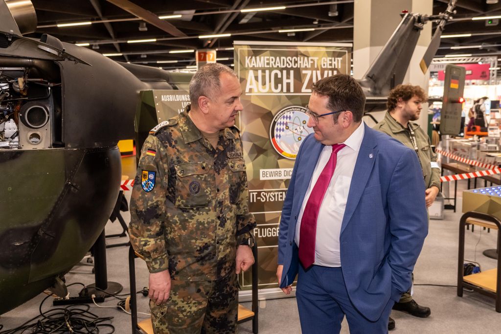 Bayerns Wirtschaftsstaatssekretär Tobias Gotthardt besucht die Berufsbildungsmesse in Nürnberg.