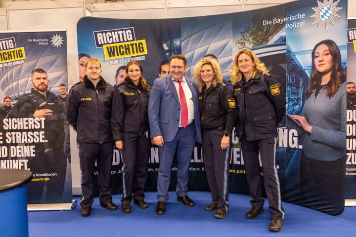 Bayerns Wirtschaftsstaatssekretär Tobias Gotthardt besucht die Berufsbildungsmesse in Nürnberg.