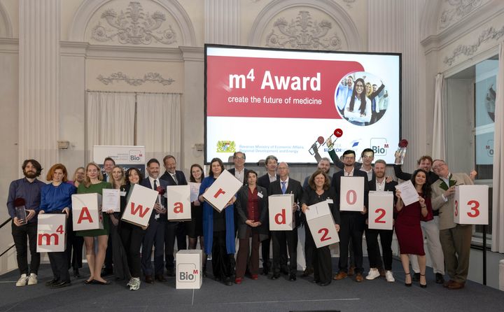 Die Gewinner-Teams des m4-Awards 2023 bei der Preisverleihung in der Münchner Residenz. Foto: BioM / Michael Woelke