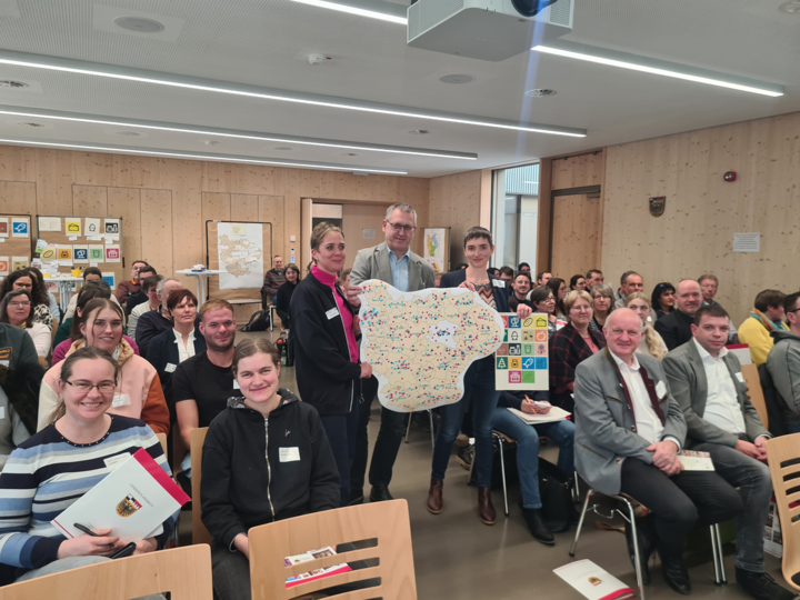 Präsentation der regionalen Vielfalt an Metzgereien, Bäckereien, Hofläden, Dorfläden und Gaststätten mittels einer Karte durch Susanne Feicht, Bernd Nagel und Andrea Denzinger. @ Yvonne Bräutigam