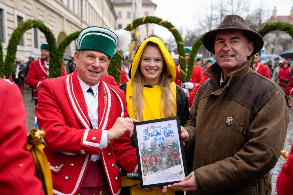 Der Bayerische Wirtschaftsminister Hubert Aiwanger begrüßt die Original Münchner Schäfflertanzgruppe.