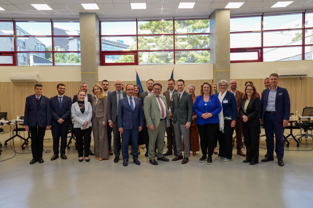 Die politische Delegation des bayerischen Wirtschafts- und Energieministeriums tauschte sich mit Vertretern des rumänischen Energieministeriums aus.
Foto: StMWi