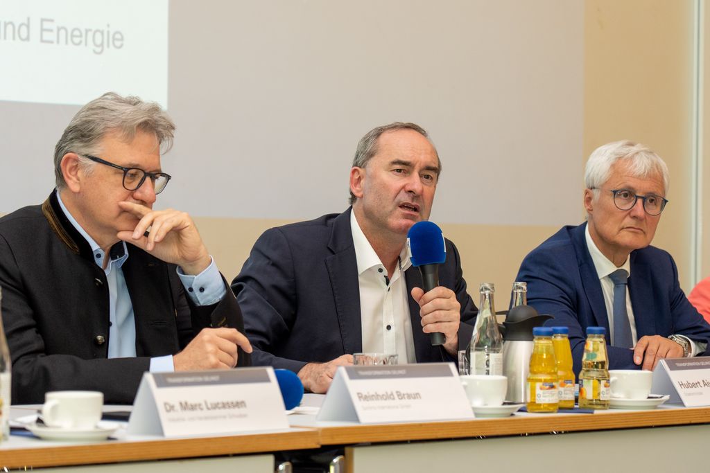 Bayerns Wirtschaftsminister Hubert Aiwanger leitete die Transformationskonferenz in Augsburg. Neben ihm sitzen Reinhold Braun (links, Präsident der IHK Schwaben) und Dr. Klaus-Peter Potthast (Abteilungsleiter Industrie im Bayerischen Wirtschaftsministerium). Foto: Nicole Engelhart/StMWi
