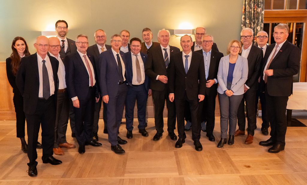 Im Gespräch mit den Kammervertretern betonte Bayerns Wirtschaftsminister Hubert Aiwanger, dass das Wirtschaftsministerium ein verlässlicher Partner des Handwerks im Freistaat sei. Foto: StMWi/Bastian Brummer