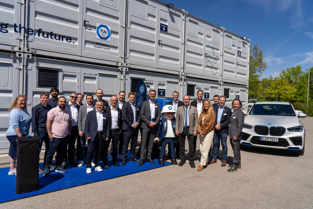 Bayerns Wirtschafts- und Energieminister bei der Eröffnung des Wasserstoff-Prüflabors des TÜV Süd.
Foto: StMWi