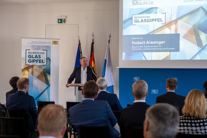 Bayerns Wirtschaftsminister Hubert Aiwanger hält das Grußwort auf dem Bayerischen Glasgipfel 2026 in Landshut.