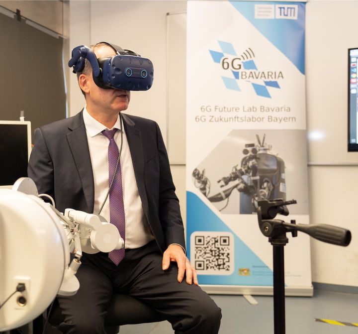 Während seines Besuchs an der TUM steuerte Bayerns Wirtschaftsminister Aiwanger einen Roboter, an dem die Möglichkeit von Teleoperationen erforscht wird. Foto: StMWi/B. Brummer