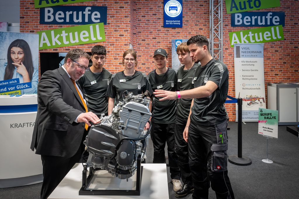 Bayerns Wirtschaftsstaatssekretär Tobias Gotthardt bei dem Messerundgang anlässlich der IHM 2026. 