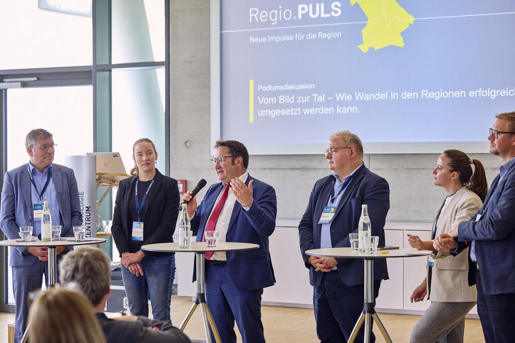 Impressionen von der Veranstaltung „Regio.PULS - Die Region im Wandel – vernetzt und lebenswert!“ in Augsburg mit Bayerns Wirtschaftssekretär Tobias Gotthardt.