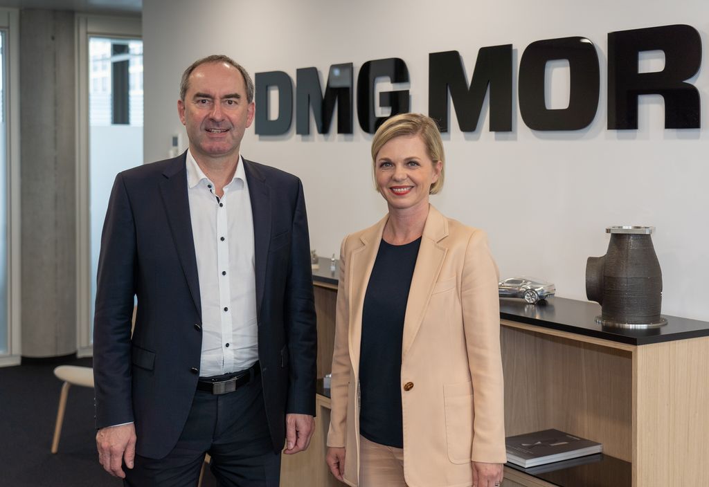 Bayerns Wirtschaftsminister Hubert Aiwanger hat heute den Werkzeugmaschinenhersteller DMG MORI in München besucht. Vorständin Irene Bader sprach mit dem Minister über die neue Europazentrale des Unternehmens. Foto: StMWi/B. Brummer