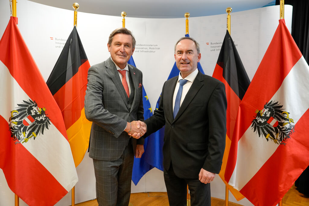 Bayerns Wirtschaftsminister Hubert Aiwanger sprach in Wien mit Peter Hanke, Österreichs Bundesminister für Innovation, Mobilität und Infrastruktur. Foto: Korbinian Huber/StMWi