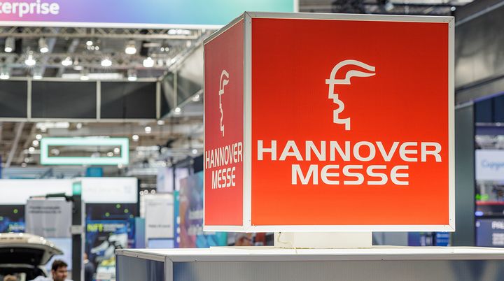 Anzeige Logo Hannover Messe in Messehalle