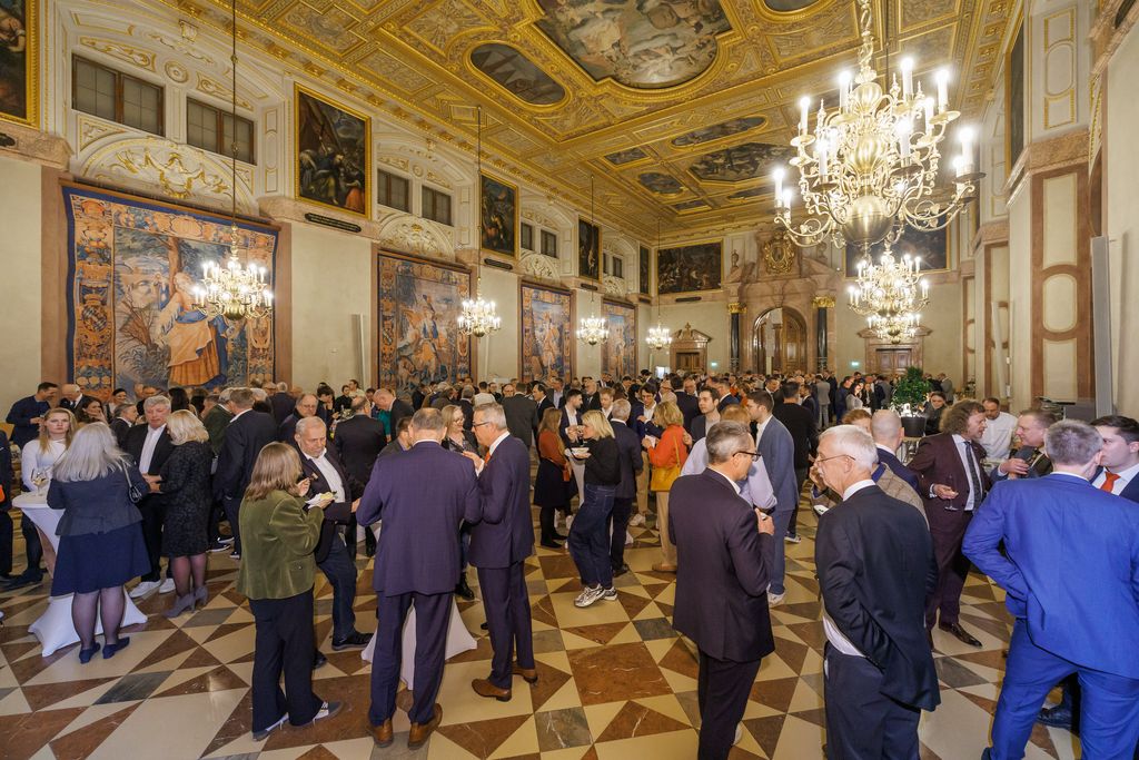 Bayerns Wirtschaftsstaatssekretär Tobias Gotthardt lädt im Namen der Bayerischen Staatsregierung zu einem Empfang anlässlich der 76. Internationalen Handwerksmesse in die Residenz München ein.