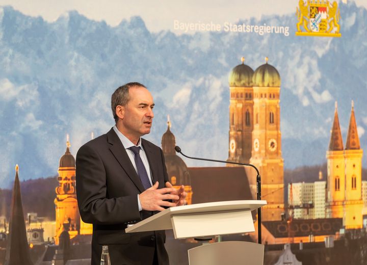 Bayerns Wirtschaftsminister Hubert Aiwanger während der Pressekonferenz im Anschluss an den Bayerischen Energiekonvent. Quelle: StMWi/E. Neureuther