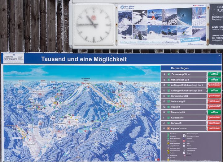 Bayerns Wirtschaftsminister Aiwanger übergibt einen Förderbescheid für die Modernisierung der Seilbahnen Nord und Süd am Ochsenkopf