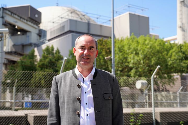 Wirtschaftsminister Hubert Aiwanger beim Besuch des Atomkraftwerks Isar 2 in Essenbach