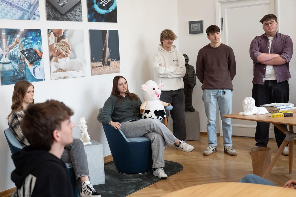 Schülerinnen und Schüler der 12. Klasse der Staatlichen Fachoberschule Regen zu Besuch im Bayerischen Wirtschaftsministerium.
