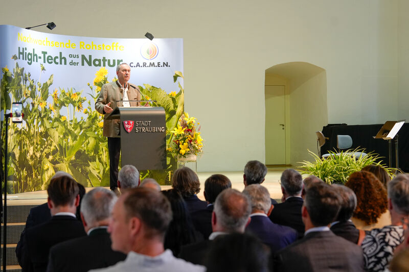 Bayerns Wirtschaftsminister Hubert Aiwanger sprach in seiner Rede unter anderem über das große Potenzial von nachwachsenden Rohstoffen für die Wirtschaft.
Foto: StMWi/ K. Huber