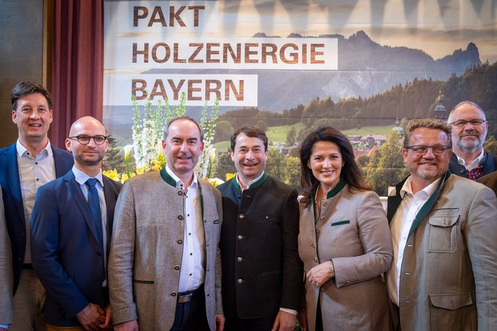 Impressionen der feierlichen Unterzeichnung des Pakts "Holzenergie Bayern". 