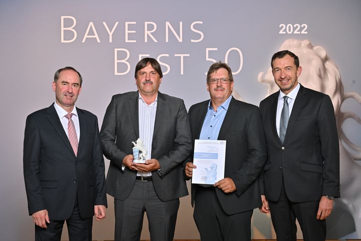 Bayerns Wirtschaftsminister Hubert Aiwanger (links) übergibt die Auszeichnung "Bayerns Best 50" an die Albach Maschinenbau AG.