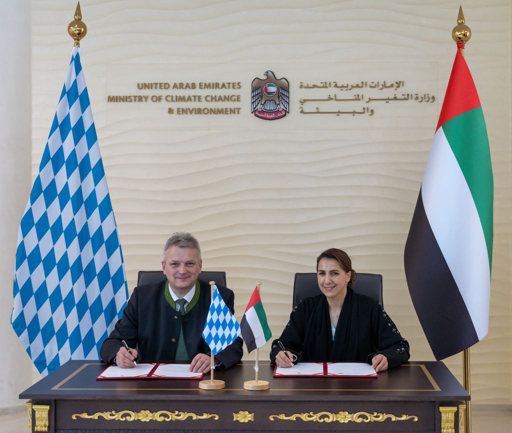 Wirtschaftsstaatssekretär Roland Weigert und Staatsministerin Mariam al-Mheiri bei der Unterzeichnung der gemeinsamen Absichtserklärung Anfang Februar in Dubai. Foto: StMWi/Assenbrunner