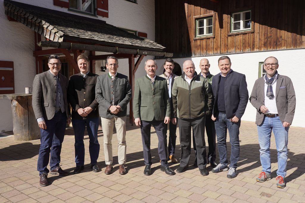 Bayerns Wirtschafts- und Jagdminister Hubert Aiwanger (4. v. l.) bei seinem Besuch im Forstlichen Bildungszentrum Laubau gemeinsam mit (v. l. n. r.) Dr. Martin Brunnhuber (MdL), Alexander Krüg (zuständig für die Berufsausbildung Revierjäger am Amt für Ernährung, Landwirtschaft und Forsten Rosenheim), Rudolf Plochmann (Vorstand BaySF), Christoph Baudisch (Bereichsleiter Personal BaySF), Dr. Sebastian Paar (Leiter Forstliches Bildungszentrum Laubau), Bernd Meier (stellv. Leiter Forstliches Bildungszentrum Laubau), Michael Koller (MdL) und Marius Brenner (stellv. Behördenleiter und Bereichsleiter Forsten am Amt für Ernährung, Landwirtschaft und Forsten Rosenheim).
Foto: StMWi