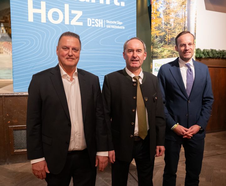 Der Minister würdigte in München auch die enge Zusammenarbeit zwischen DeSH und Bayerischen Staatsforsten, die gemeinsam einen zentralen Beitrag zur Holzversorgung, zu Innovationen und zur Entwicklung neuer Wertschöpfungsketten leisten. Das Bild zeigt (v.l.n.r): Martin Neumeyer, Vorsitzender des Vorstands der BaySF, Staatsminister Hubert Aiwanger und Dr. Stephan Lang, Präsident des DeSH. Foto: StMWi/N. Engelhart