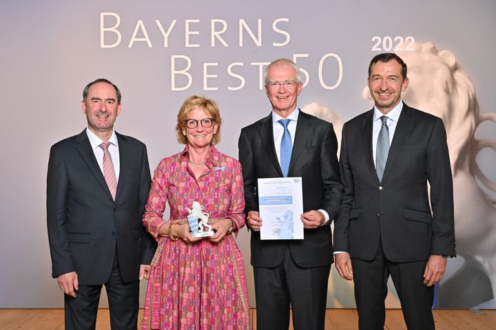 Bayerns Wirtschaftsminister Hubert Aiwanger (links) übergibt die Auszeichnung "Bayerns Best 50" an die LAMILUX Heinrich Strunz Holding GmbH & Co. KG.