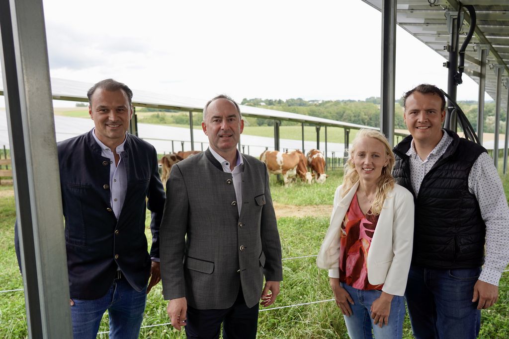 Wirtschaftsminister Hubert Aiwanger mit den Grundstückseigentümern Daniela und Georg Brandl sowie mit Anumar-Geschäftsführer Markus Brosch. Foto: StMWi