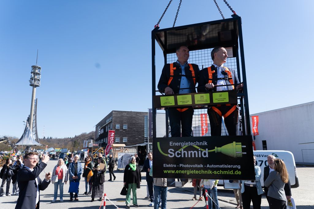 Wirtschaftsminister Hubert Aiwanger (rechts) gemeinsam mit Alfred Holzner, Bürgermeister der Stadt Rottenburg. 
Foto: StMWi.