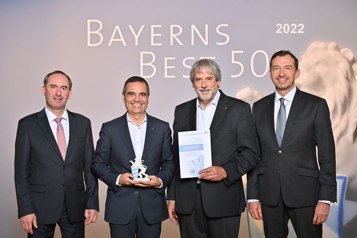 Bayerns Wirtschaftsminister Hubert Aiwanger (links) übergibt die Auszeichnung "Bayerns Best 50" an die MicroNova AG.