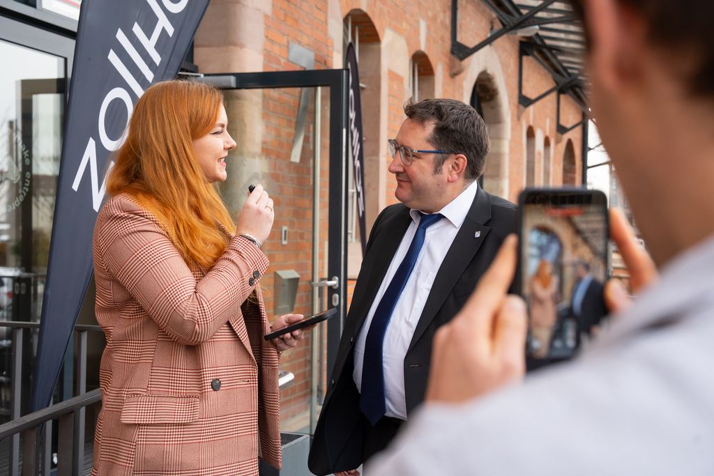 „Wenn Bayern an einem Strang zieht, entstehen starke internationale Strahlkraft und Wachstum“, sagte Bayerns Wirtschaftsstaatssekretär Tobias Gotthardt anlässlich der Feierlichkeiten in Nürnberg. Foto: StMWi/Bastian Brummer