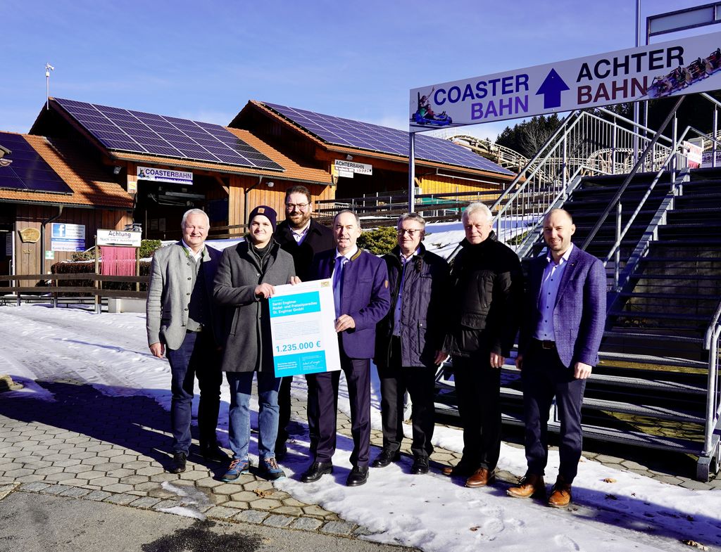 Wirtschaftsminister Hubert Aiwanger bei der Übergabe des Förderbescheids an das Rodel- und Freizeitparadies in St. Englmar. Foto: StMWi