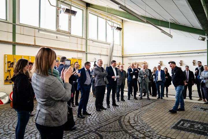 Bayerns Wirtschaftsstaatssekretär Roland Weigert war zu Gast bei der Auftaktveranstaltung in der Berufsschule Lauingen.