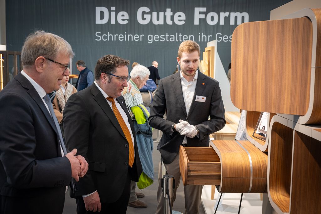 Bayerns Wirtschaftsstaatssekretär Tobias Gotthardt bei dem Messerundgang anlässlich der IHM 2026. 