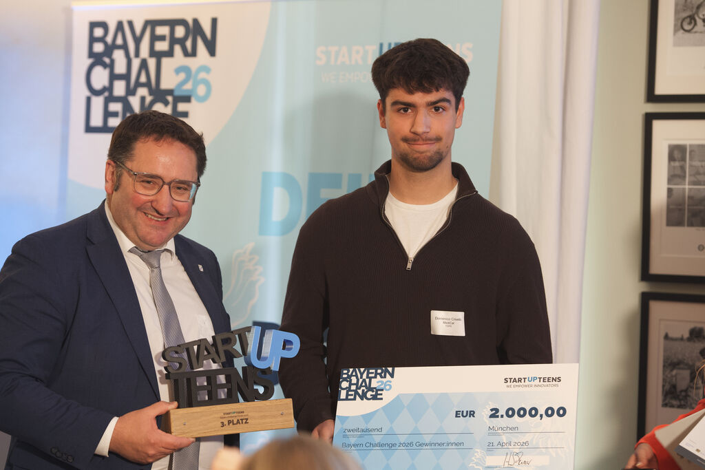 Bayerns Wirtschaftsstaatssekretär Tobias Gotthardt mit dem Gewinner des 3. Platzes bei der Startup Teens Bayern Challenge 2026.