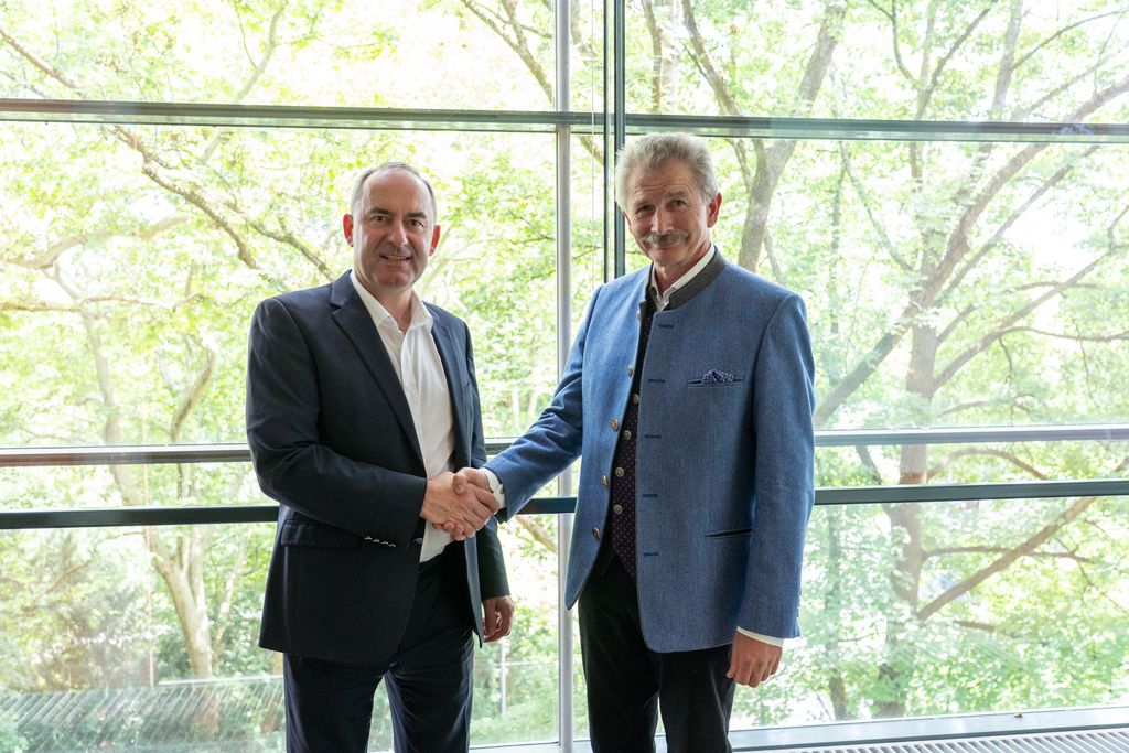 Bayerns Wirtschaftsminister Hubert Aiwanger mit Prof. Dr. Dr. Gerd Geißlinger, Leiter des Fraunhofer-Instituts für Translationale Medizin und Pharmakologie ITMP
Foto: StMWi