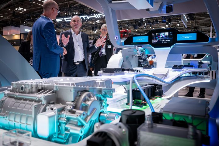 Impressionen des IAA Rundgangs mit Bayerns Wirtschaftsminister Hubert Aiwanger.
