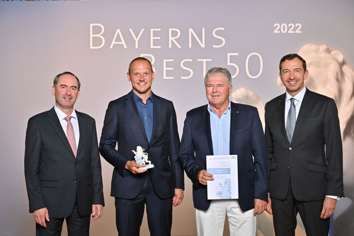 Bayerns Wirtschaftsminister Hubert Aiwanger (links) übergibt die Auszeichnung "Bayerns Best 50" an die MSR-Electronic GmbH.