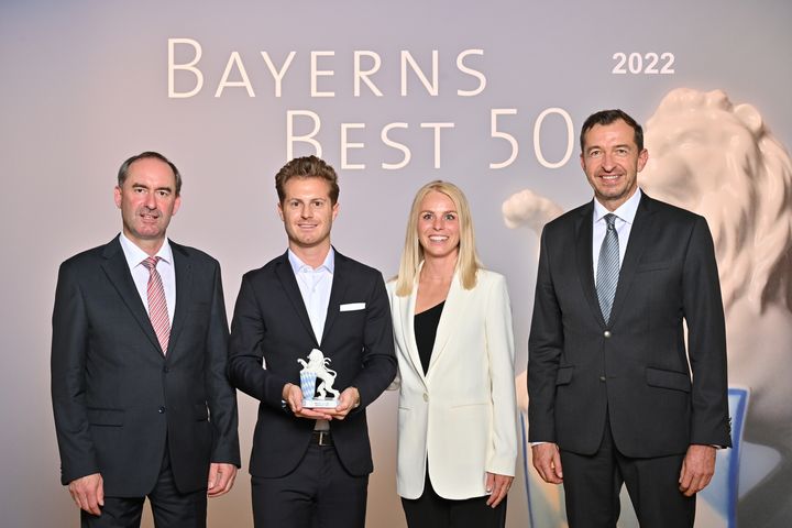 Bayerns Wirtschaftsminister Hubert Aiwanger (links) übergibt die Auszeichnung "Bayerns Best 50" an die Paul Anderl GmbH Getränke-Fachgroßhandel.